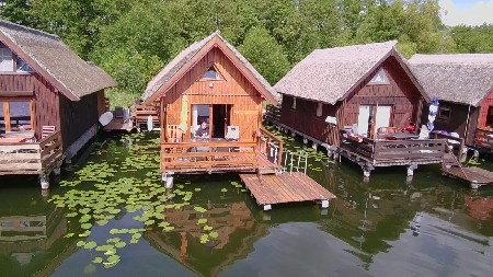 Bootshaus am Inselsee mit Ruderboot