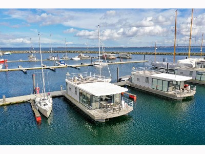 Hausboot festliegend Ostsee Boltenhagen