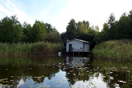 Bootshaus am Woblitzsee mit Steg und Boot